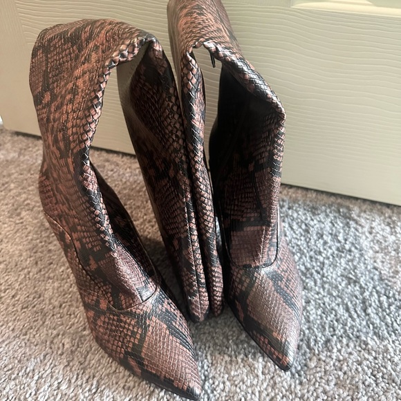 New Guess Brown/black Snakeskin Faux Leather Boots sz 6.5 - Picture 3 of 8
